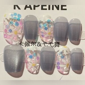 [M] 🌸 10Pcs Wearable Press on Nails Full Cover Short Clear White Daisy Grey Gray
